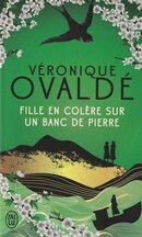 Fille en colère sur un banc de pierre - couverture livre occasion
